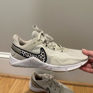 Women's Nike Legend Essential 2 Premium